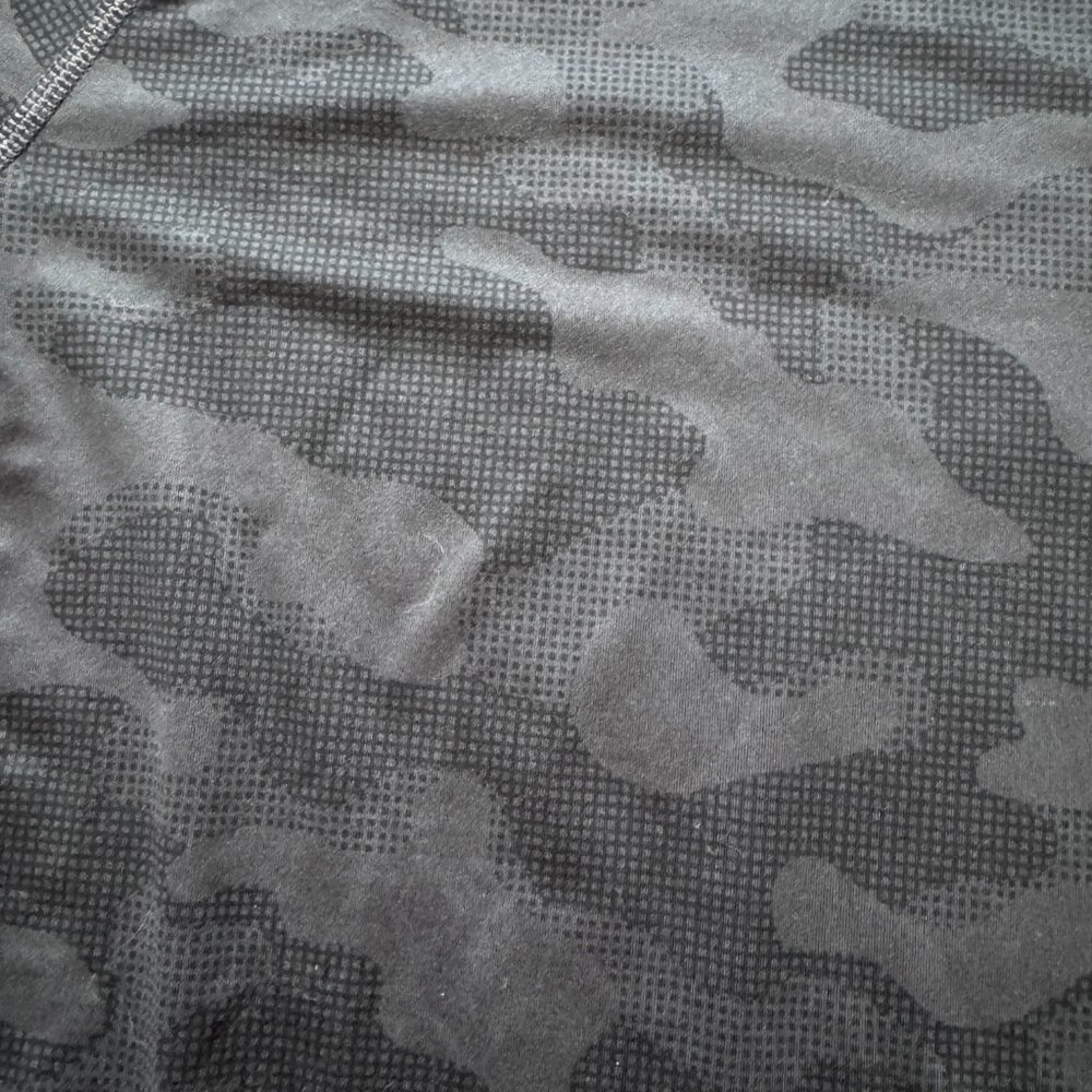 H&M Sport Training Black Camo Performance Tee, Size XS - Picture 3 of 7